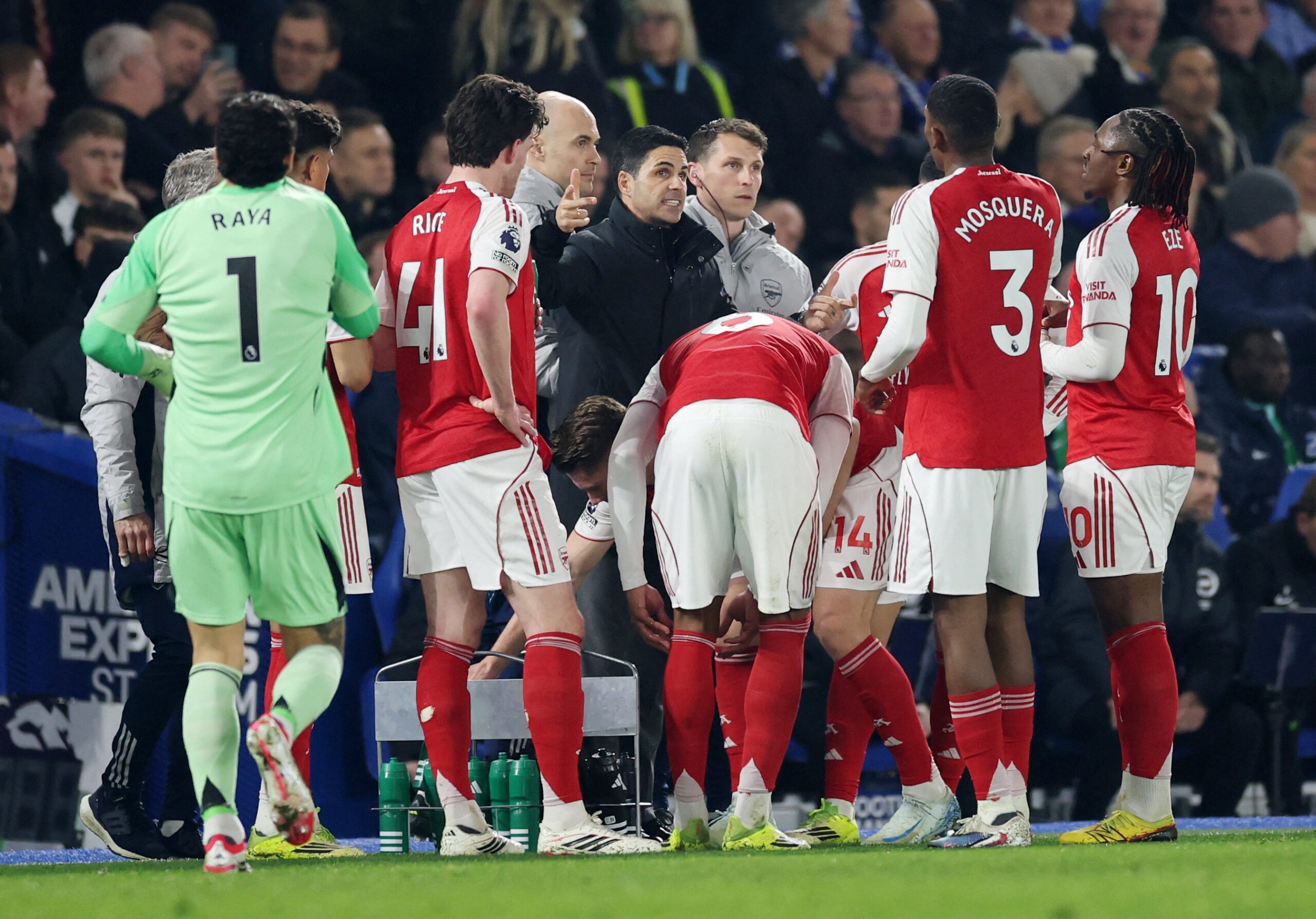 Anti-jogo? Líder do Inglês, Arsenal sofre críticas por cera e faltas