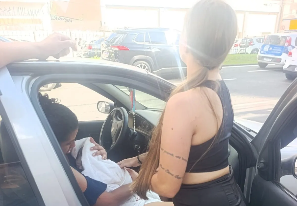 Bebê nasce dentro de carro em avenida movimentada de Curitiba
