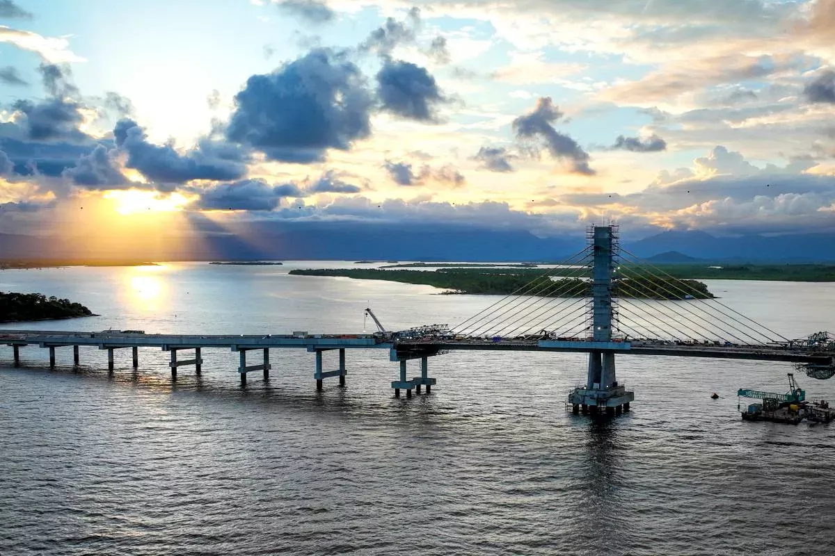 Beijo vem aí. Entenda o que é o “beijo da Ponte’