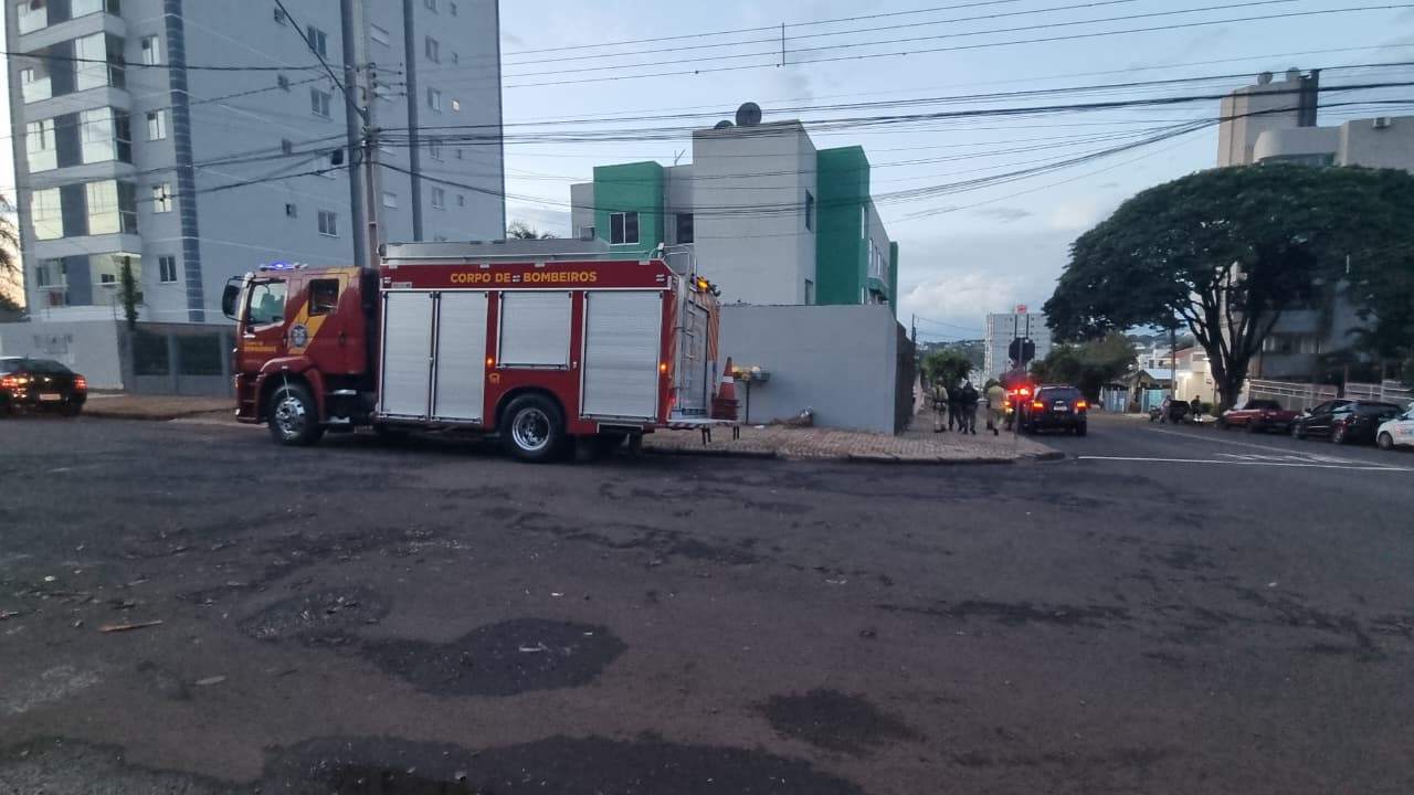 Bombeiros regatam criança do telhado de casa e PM prende pai no Cancelli