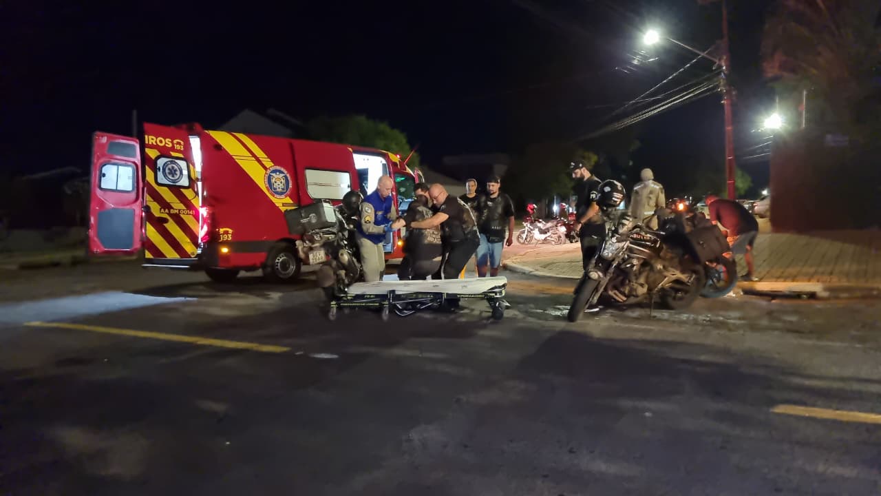 Buraco na pista provoca queda em série e deixa dois motociclistas feridos no Maria Luiza