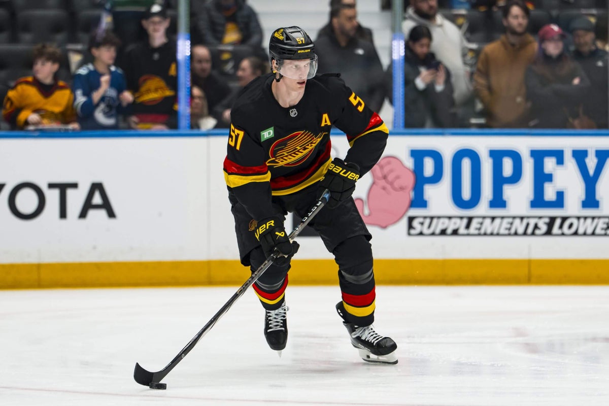 Canucks agree to trade Tyler Myers to Stars for 2 draft picks: Sources