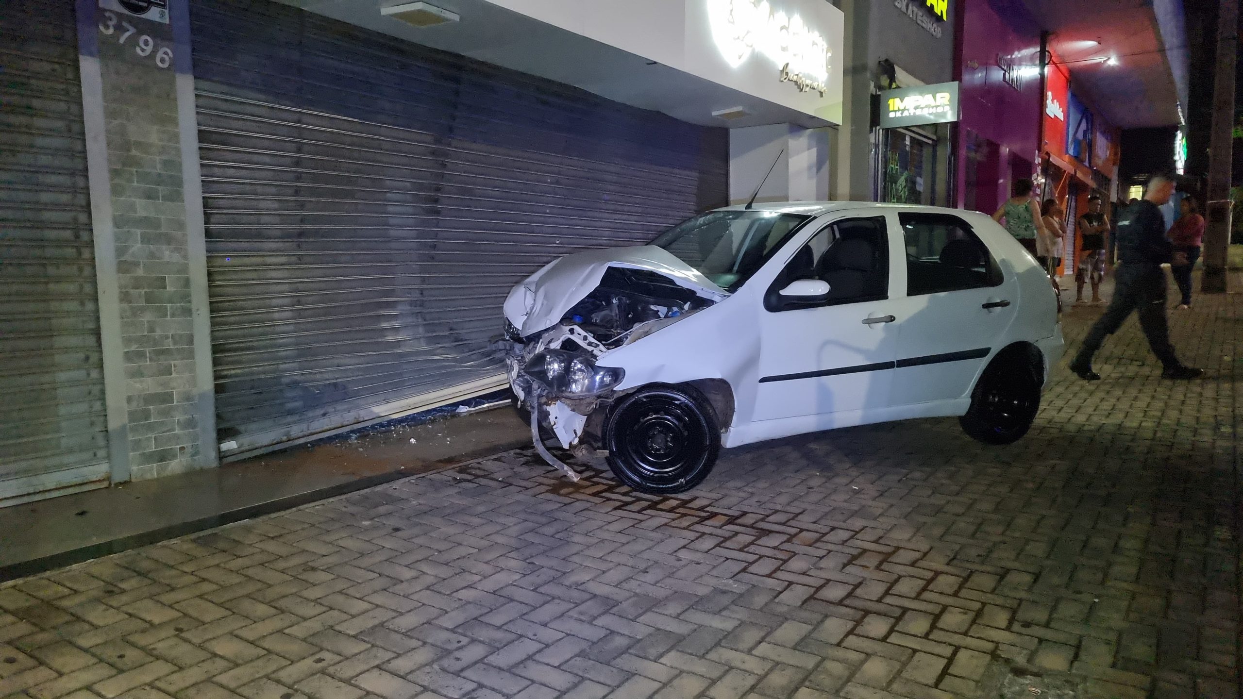 Carro atinge loja após forte colisão no Centro de Cascavel durante a madrugada