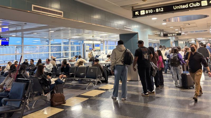 DC airports: Passengers face long delays after equipment malfunction at air traffic control center