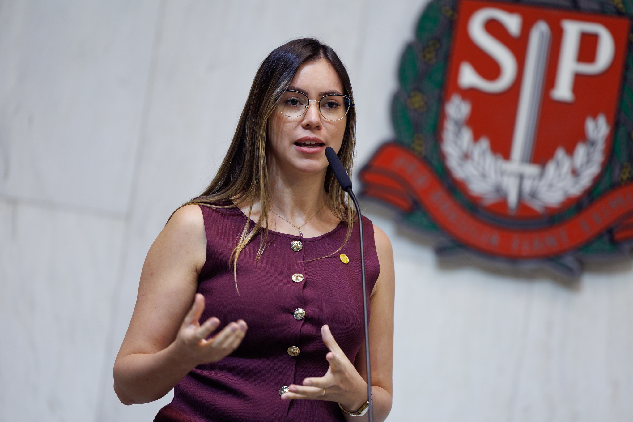 Ela não é da família: quem é Fabiana Bolsonaro, a deputada que pegou o sobrenome do ex-presidente para fazer carreira política