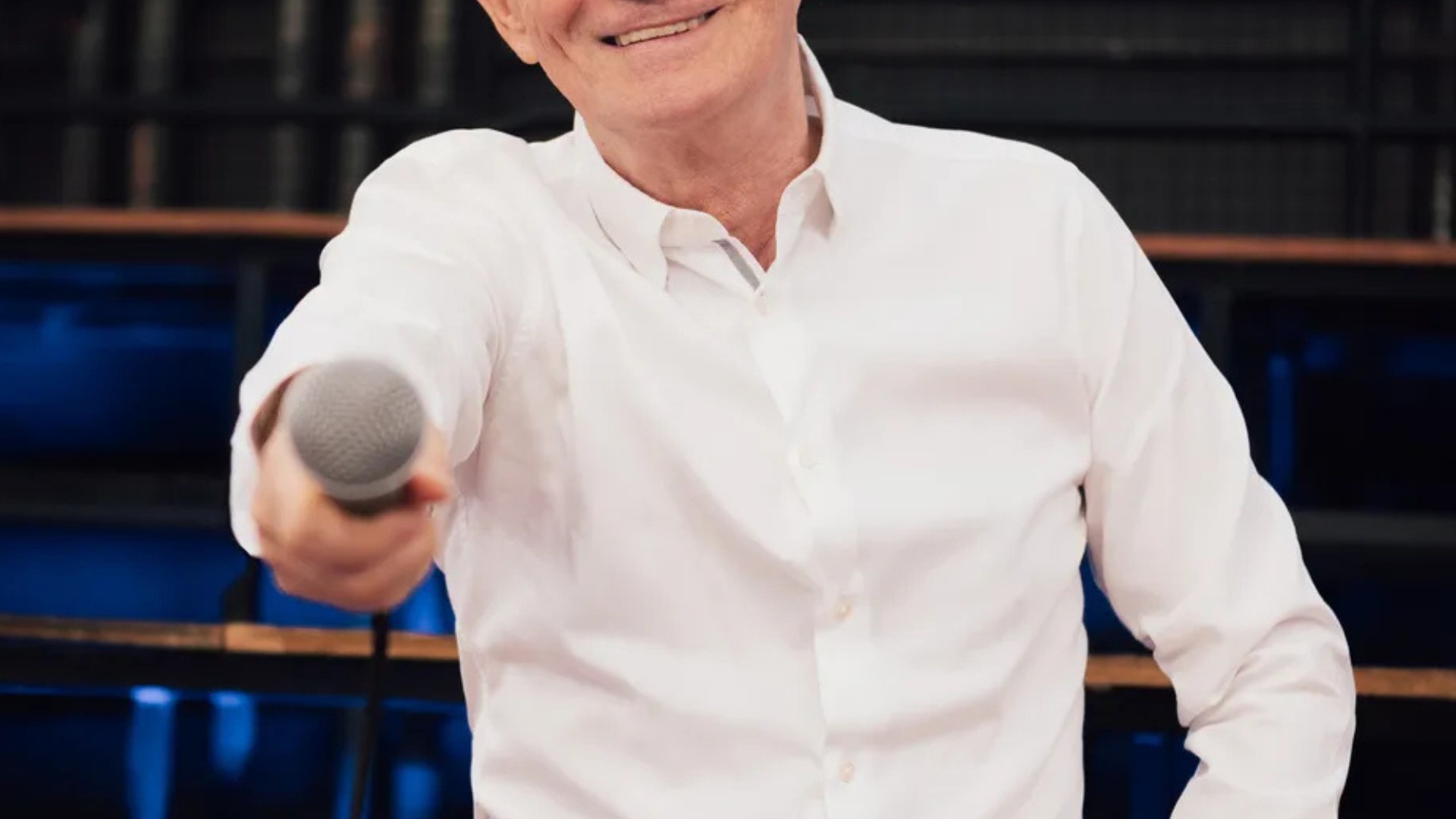 Faturando mais de R$ 1 milhão mensais na Globo, apresentador tem mansão com coleção de itens antigos