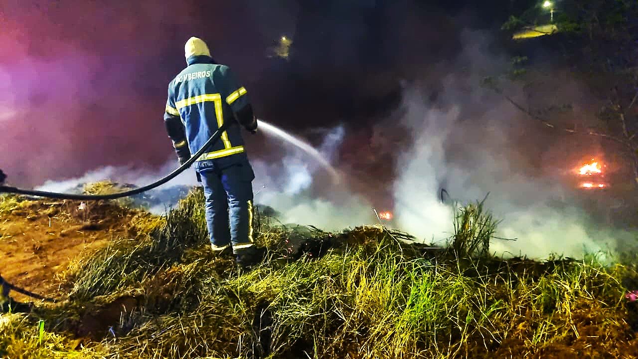 Fogo em área de mato alto assusta moradores no Santa Cruz