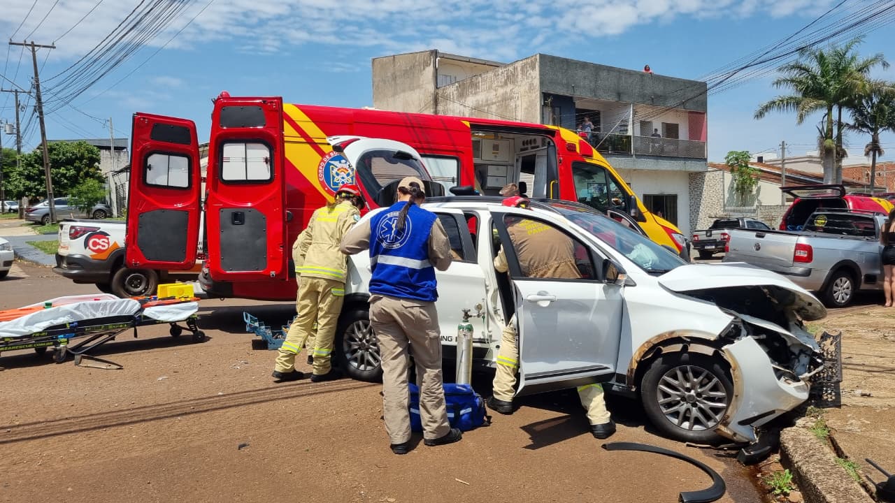 Forte colisão entre carros deixa quatro pessoas feridas no Parque São Paulo