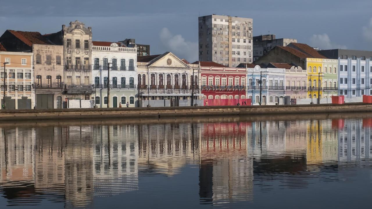 Fundada no século XVI, Recife é o berço do frevo e do maracatu e celebra mais um ano de história