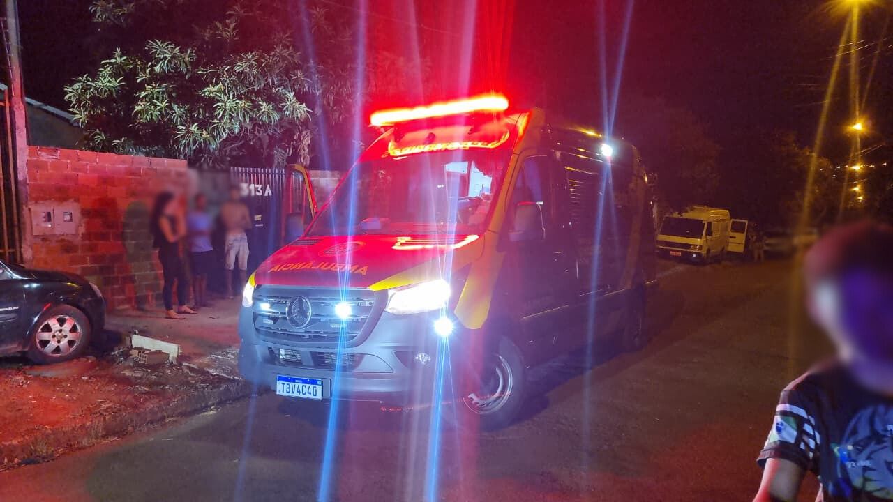 Homem de 57 anos sofre queda de 3,5 metros ao cortar cipós em telhado de casa no Esmeralda