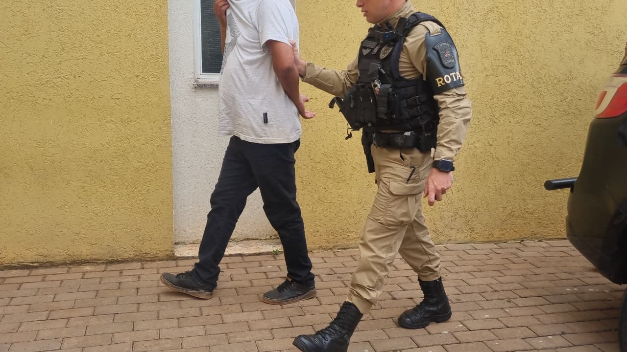 Homem é detido após tentar beijar jovem na Avenida Carlos Gomes