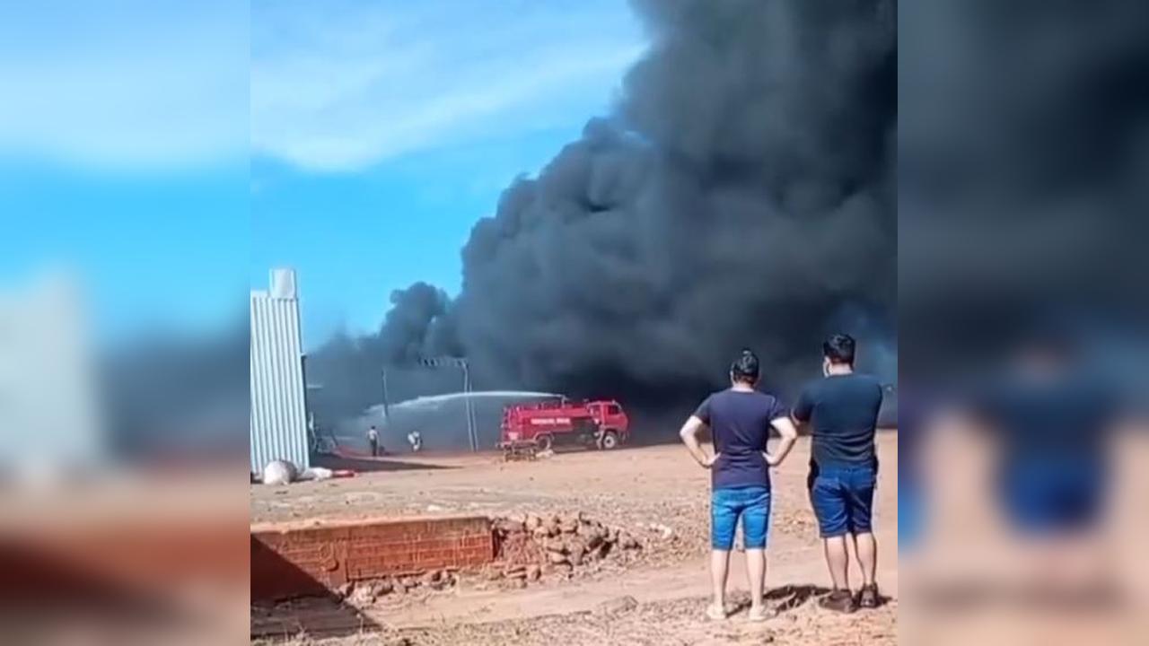 Incêndio de grandes proporções destrói fábrica de estofados na região; duas pessoas ficam feridas