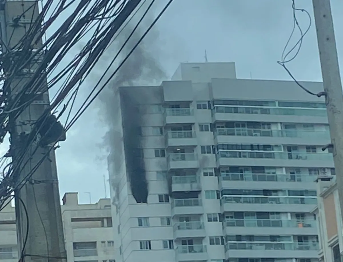 Incêndio em prédio no Centro de Curitiba assusta moradores