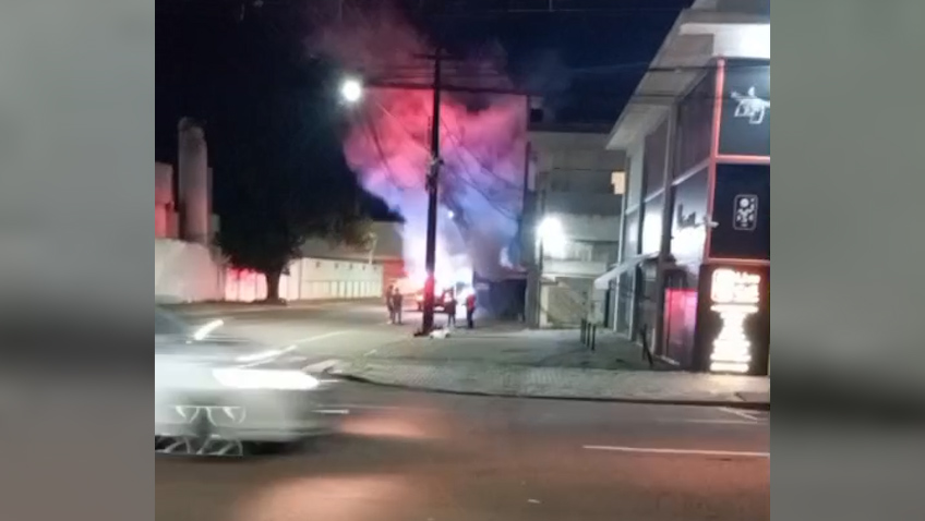 Internauta registra incêndio em contêiner de obra no Bairro Alto Alegre