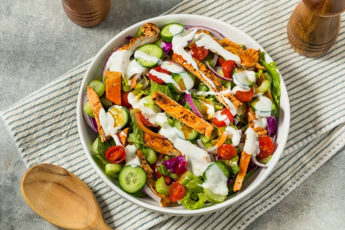 Jantar saudável: 3 saladas ricas em proteínas para começar a semana