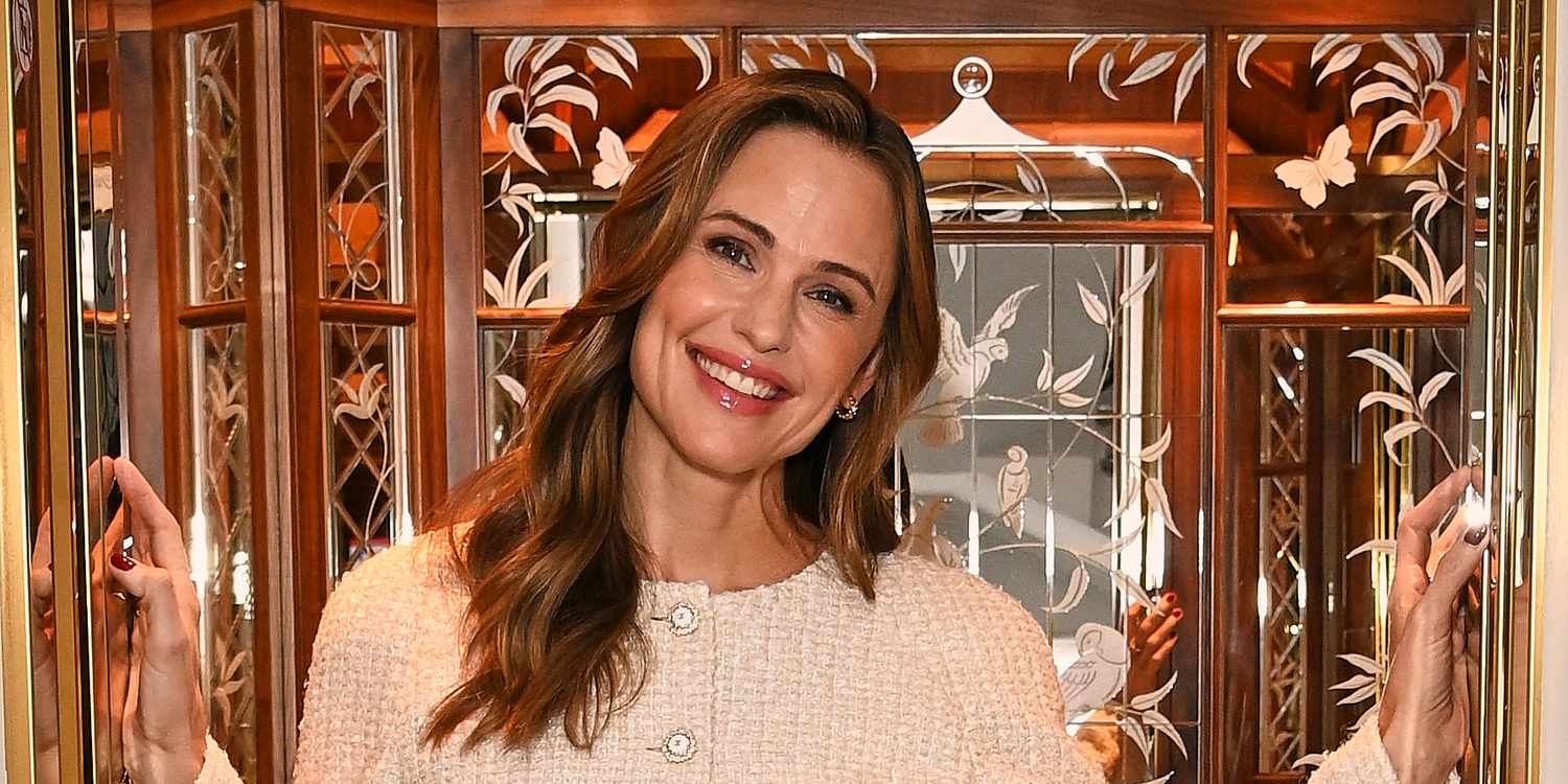 Jennifer Garner’s Spring Chelsea Boots Start at $32