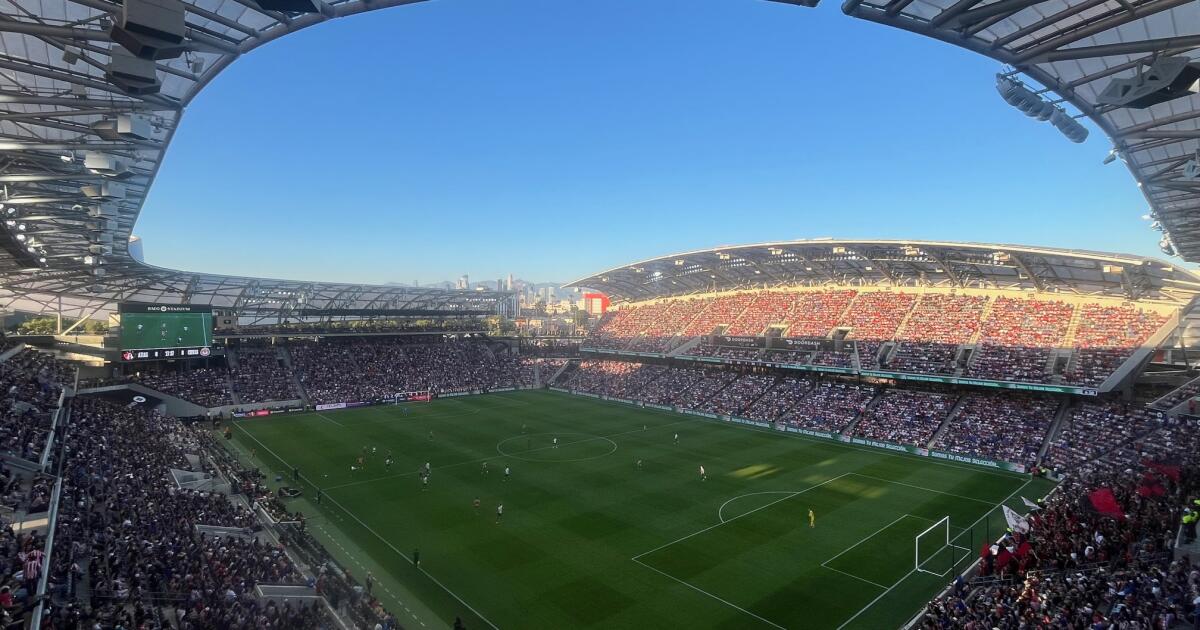 Jóvenes de Chivas derrotan al Atlas ante un lleno en el BMO Stadium