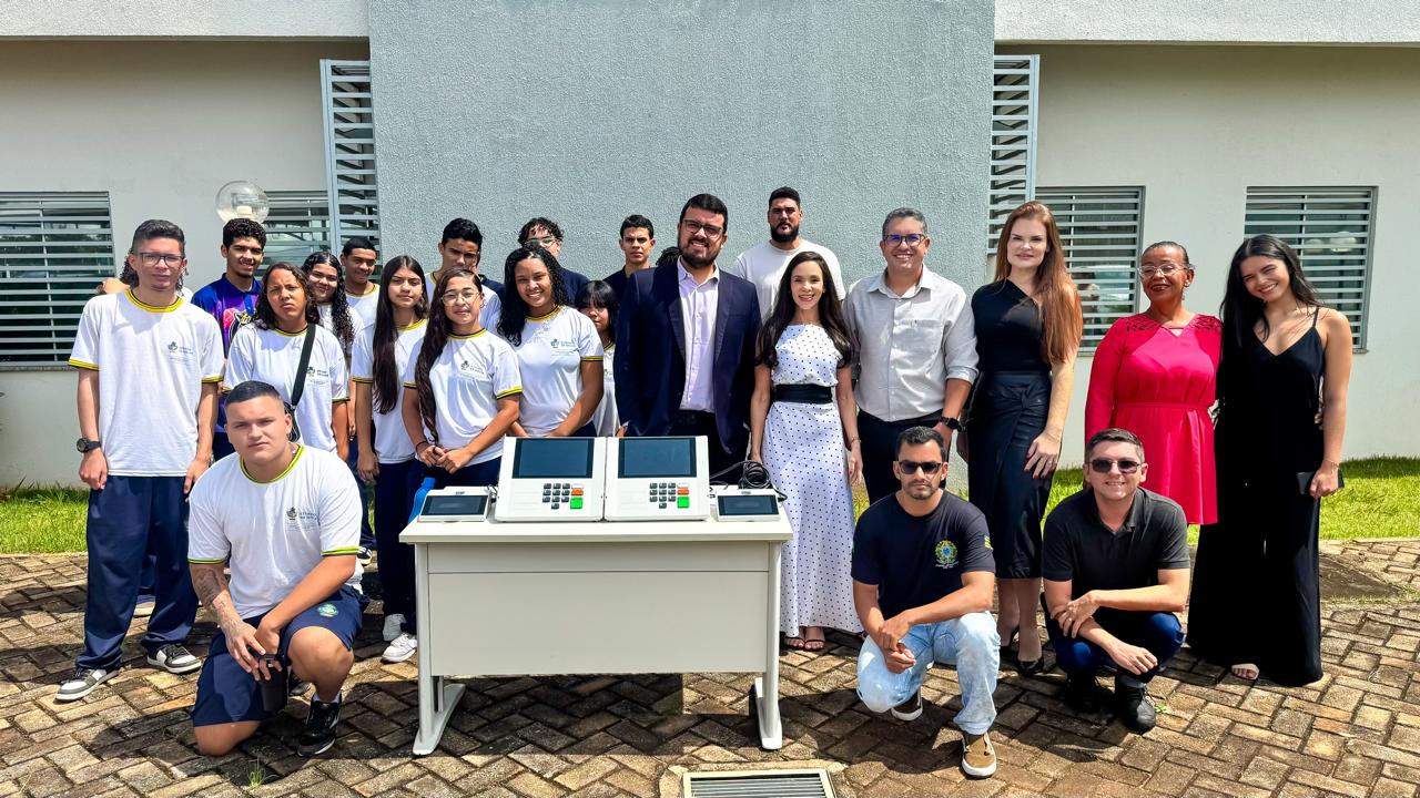 Justiça Eleitoral promove cidadania com alistamento eleitoral de jovens — Tribunal Regional Eleitoral de Goiás