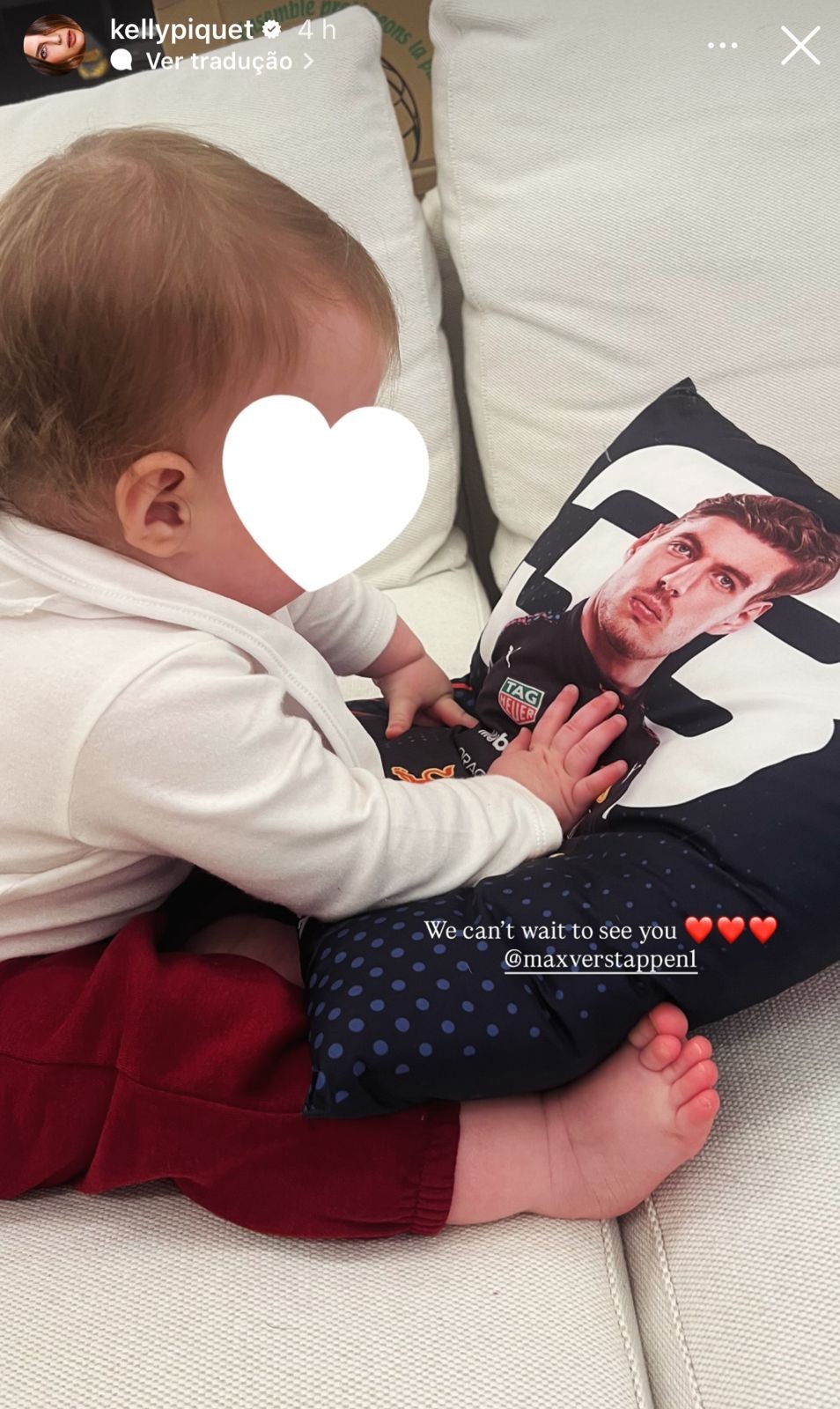 Kelly Piquet mostra a filha admirando foto do pai, Max Verstappen