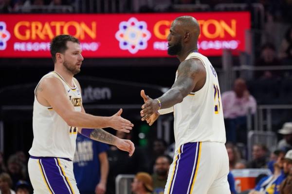 Lakers, with stars back together, take on lowly Kings