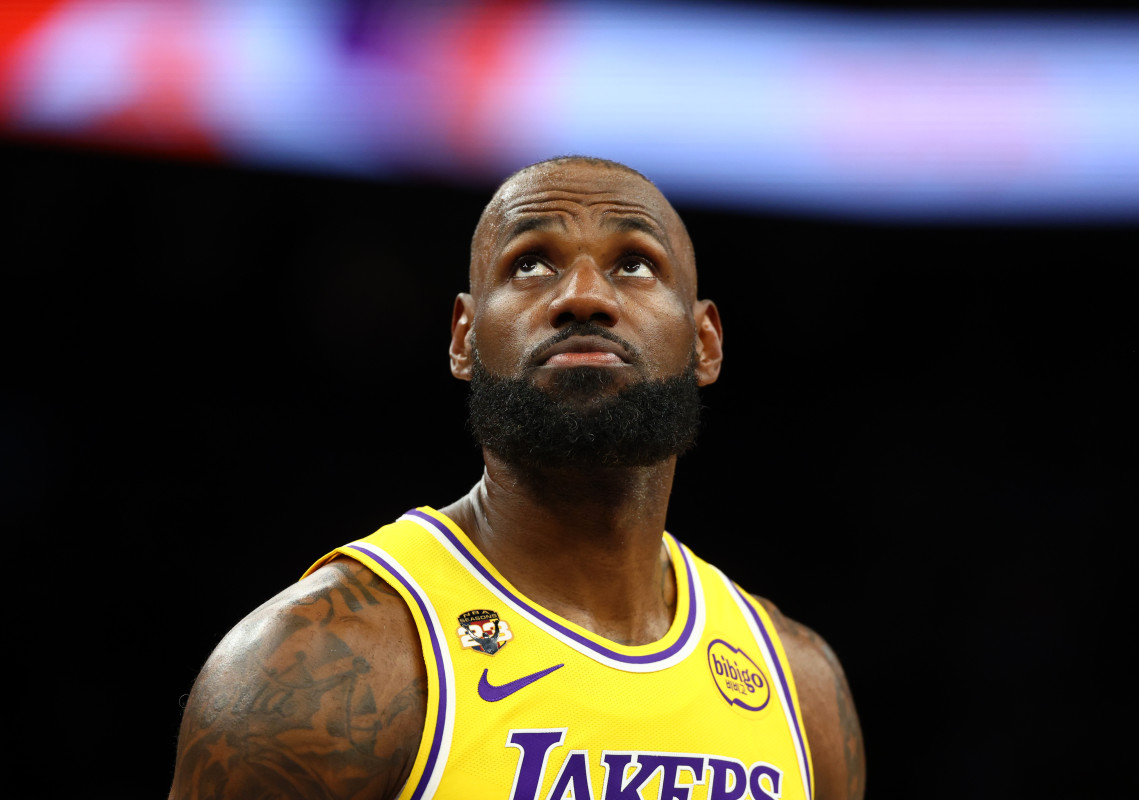 LeBron James Injured After Key Play, Decides to Stop Diving This Season