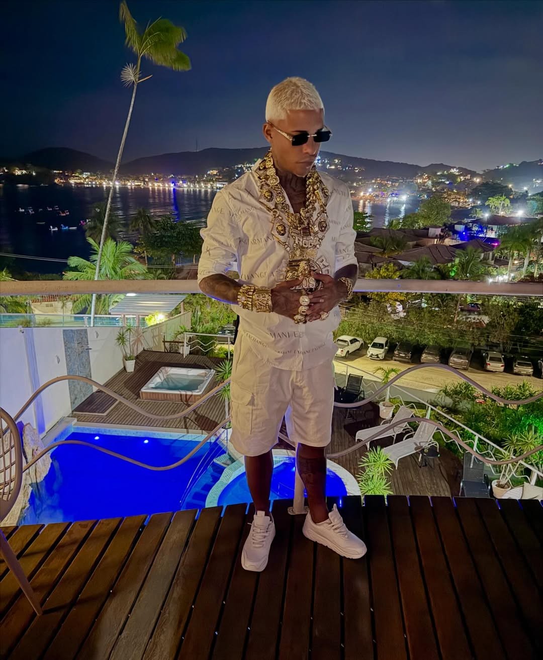 MC Poze tem casa invadida por assaltantes e é feito refém, no Recreio; bandidos levaram R$ 2 milhões em joias