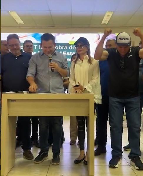 Microfone aberto, sem perceber, deputado Moretto revela que faturou licitação do hospital | VGN