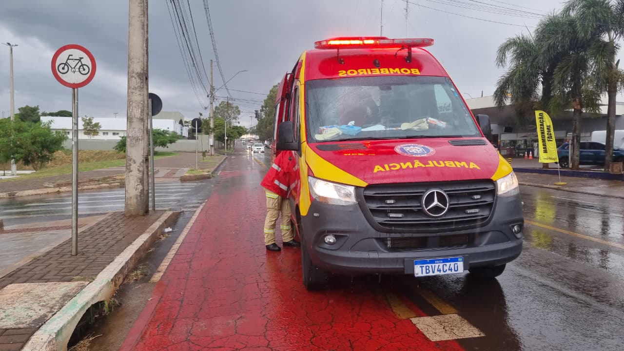 Motociclista é socorrida pelo Siate após queda na Avenida Tito Muffato