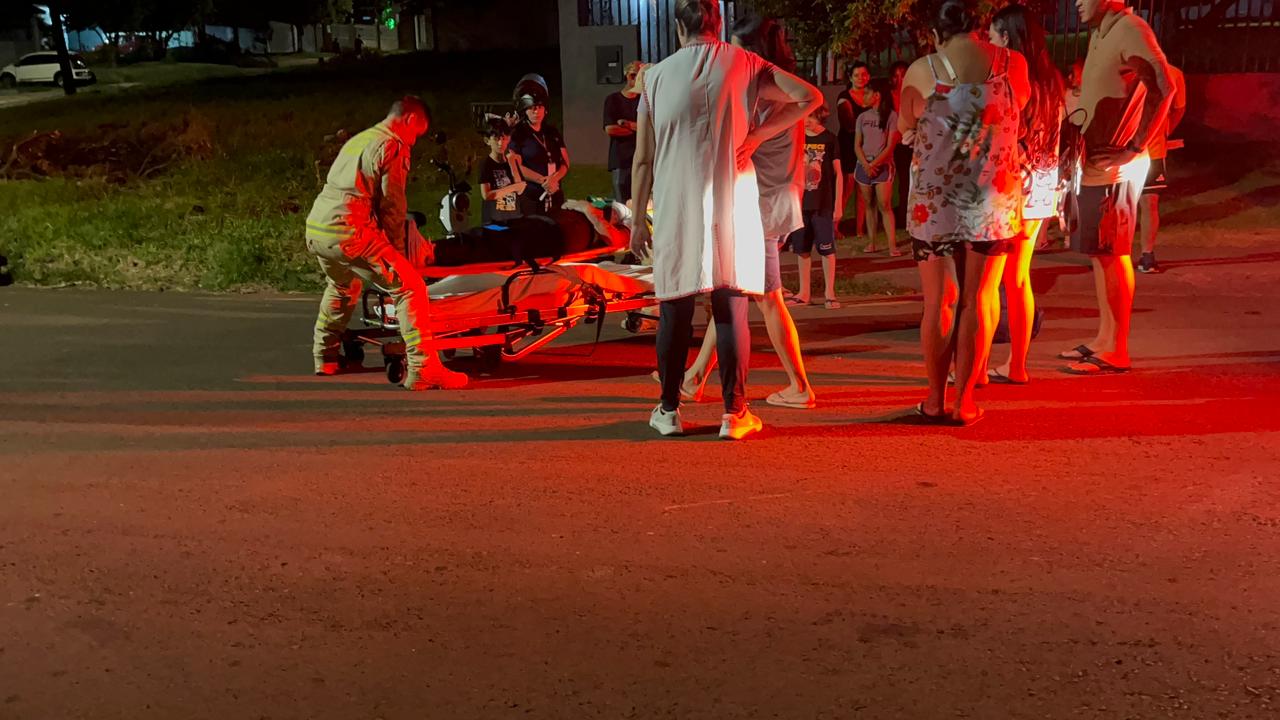 Mulher cai de moto no Bairro Universitário após atropelar cachorro
