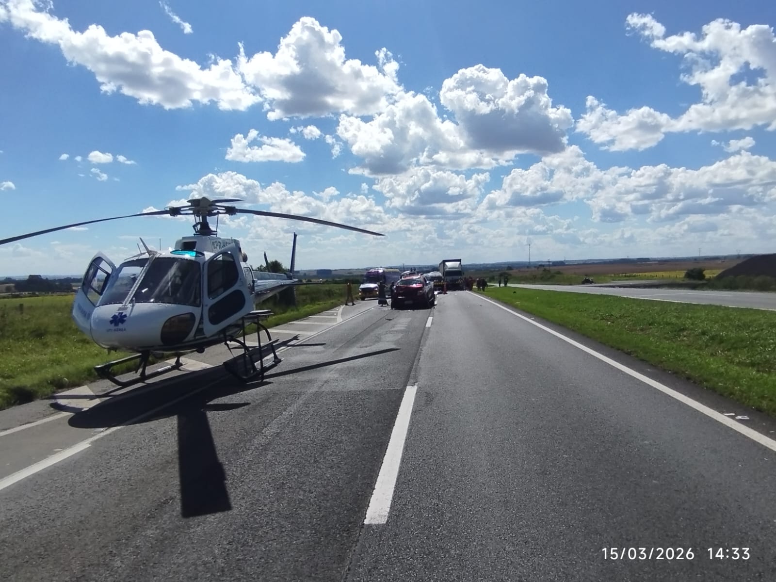Mulher morre e homem fica ferido em acidente entre carro e moto na BR-376
