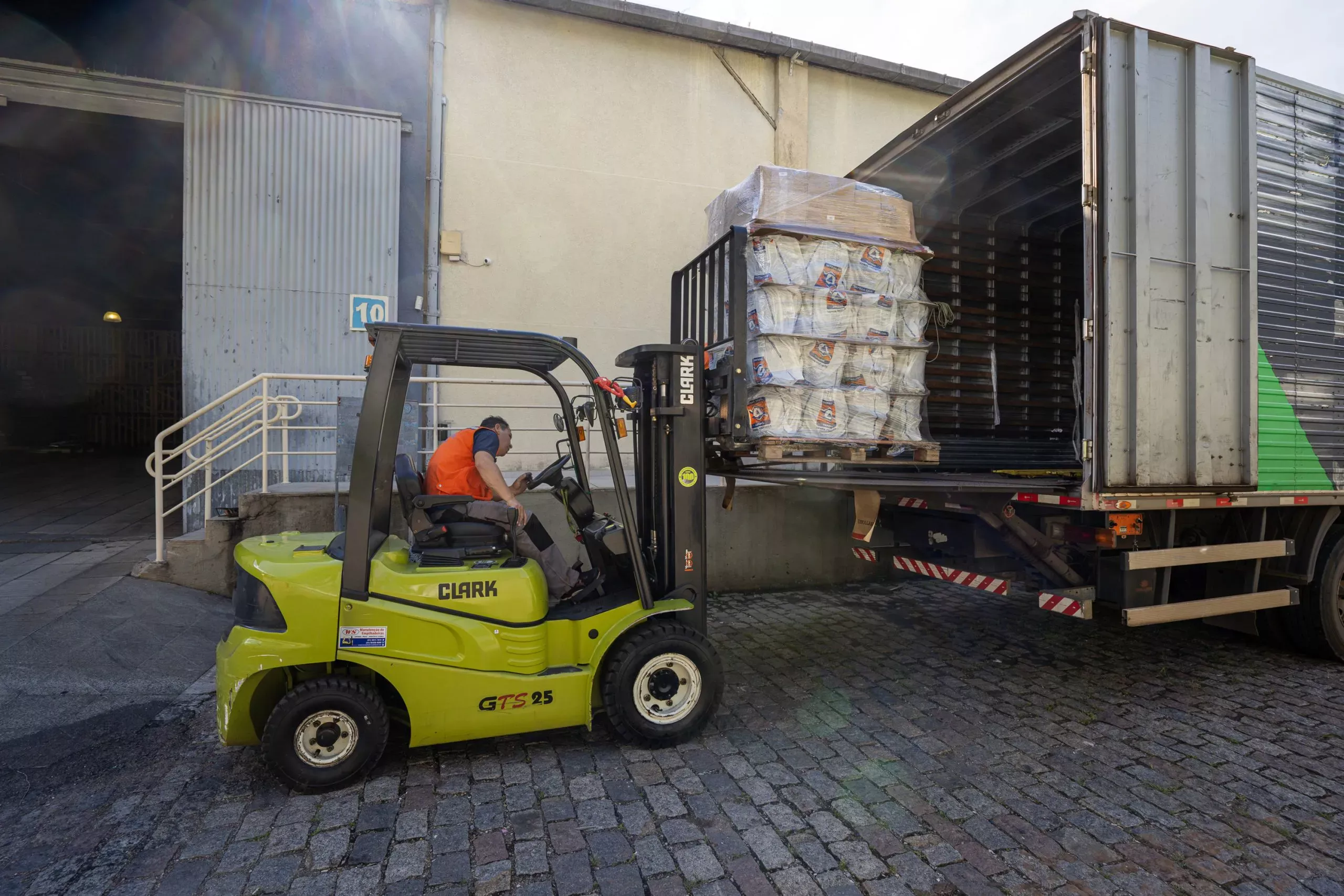 Paraná envia mantimentos para mineiros atingidos por chuva