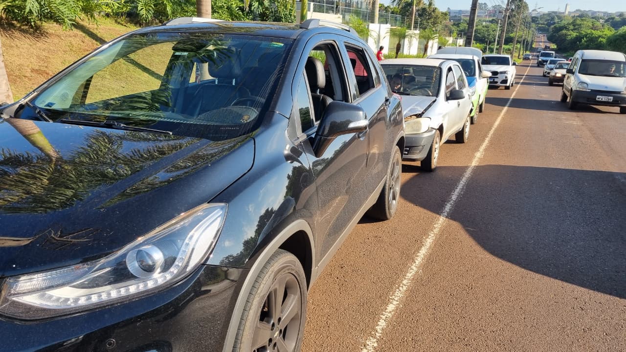 Quatro carro se envolvem em engavetamento na Rua Jorge Lacerda