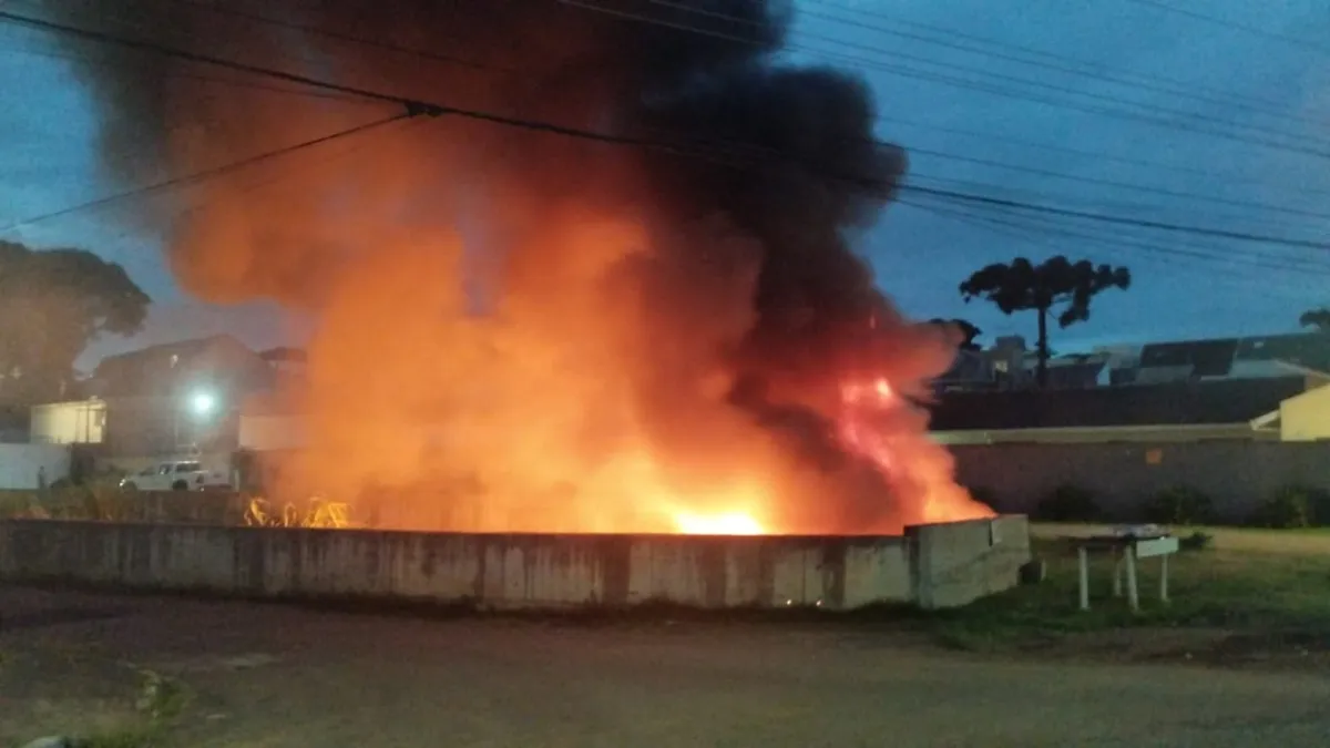 Queima de fios provoca incêndio e espalha fumaça no Água Verde