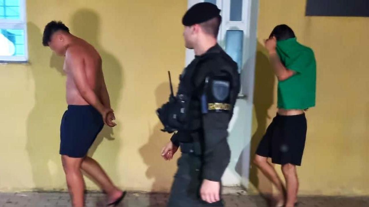 ROMU encaminha dupla à delegacia por tráfico de drogas no bairro Morumbi em Cascavel