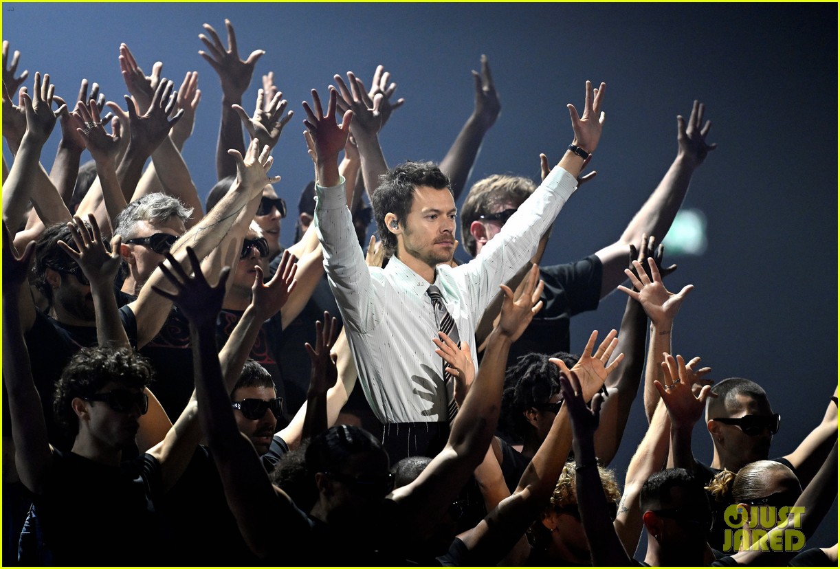 ‘Season 2 Weight Loss’ Lyrics: Harry Styles Explains Why Song Is the ‘Mission Statement’ of His New Album: Photo 5291344 | Lyrics, Music Photos | Just Jared: Celebrity News and Gossip