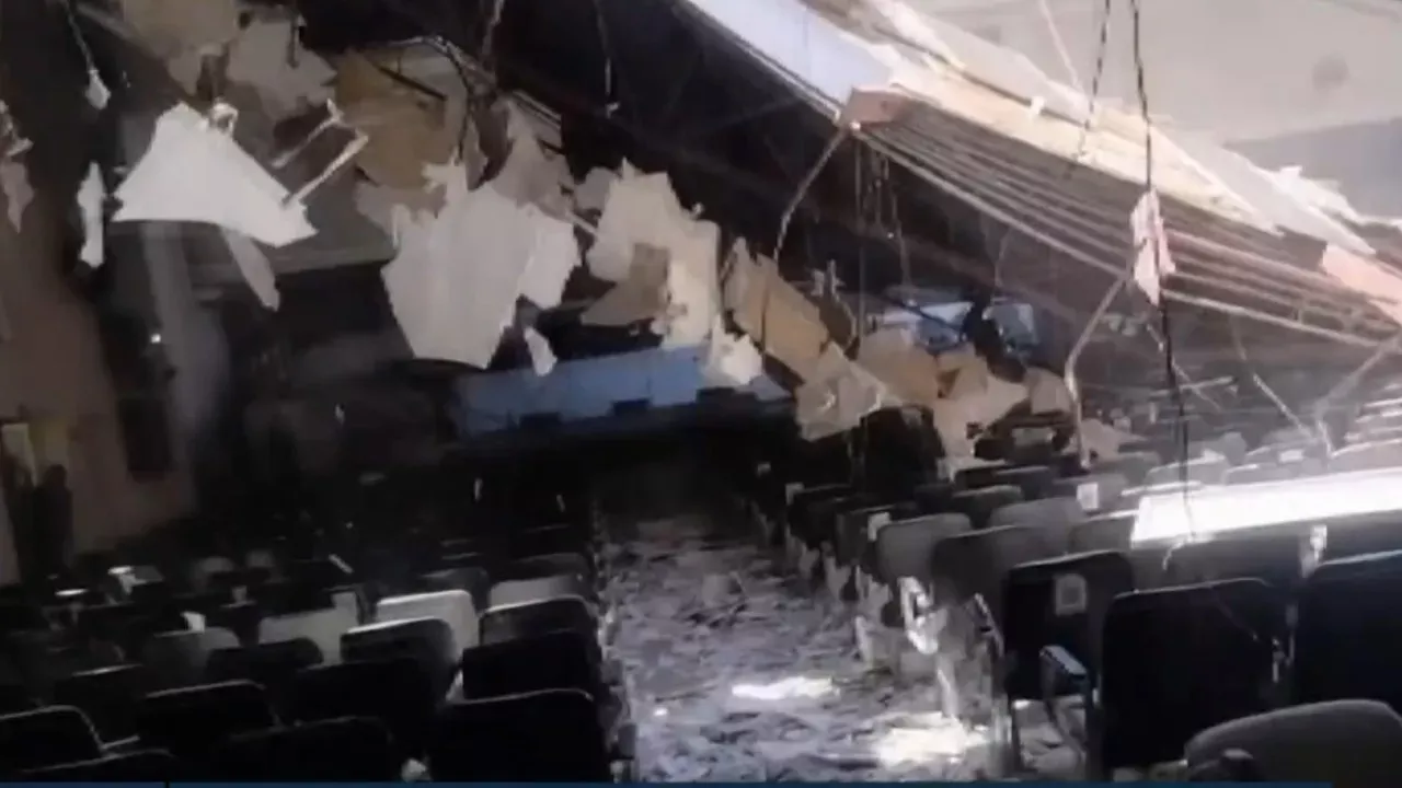 Teto de igreja desaba no Centro de Londrina