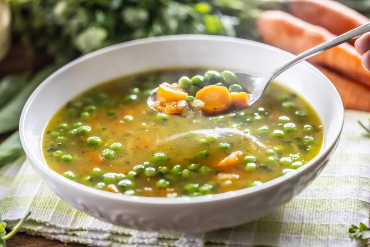 10 sopas ricas em proteínas para manter a dieta em dias frios