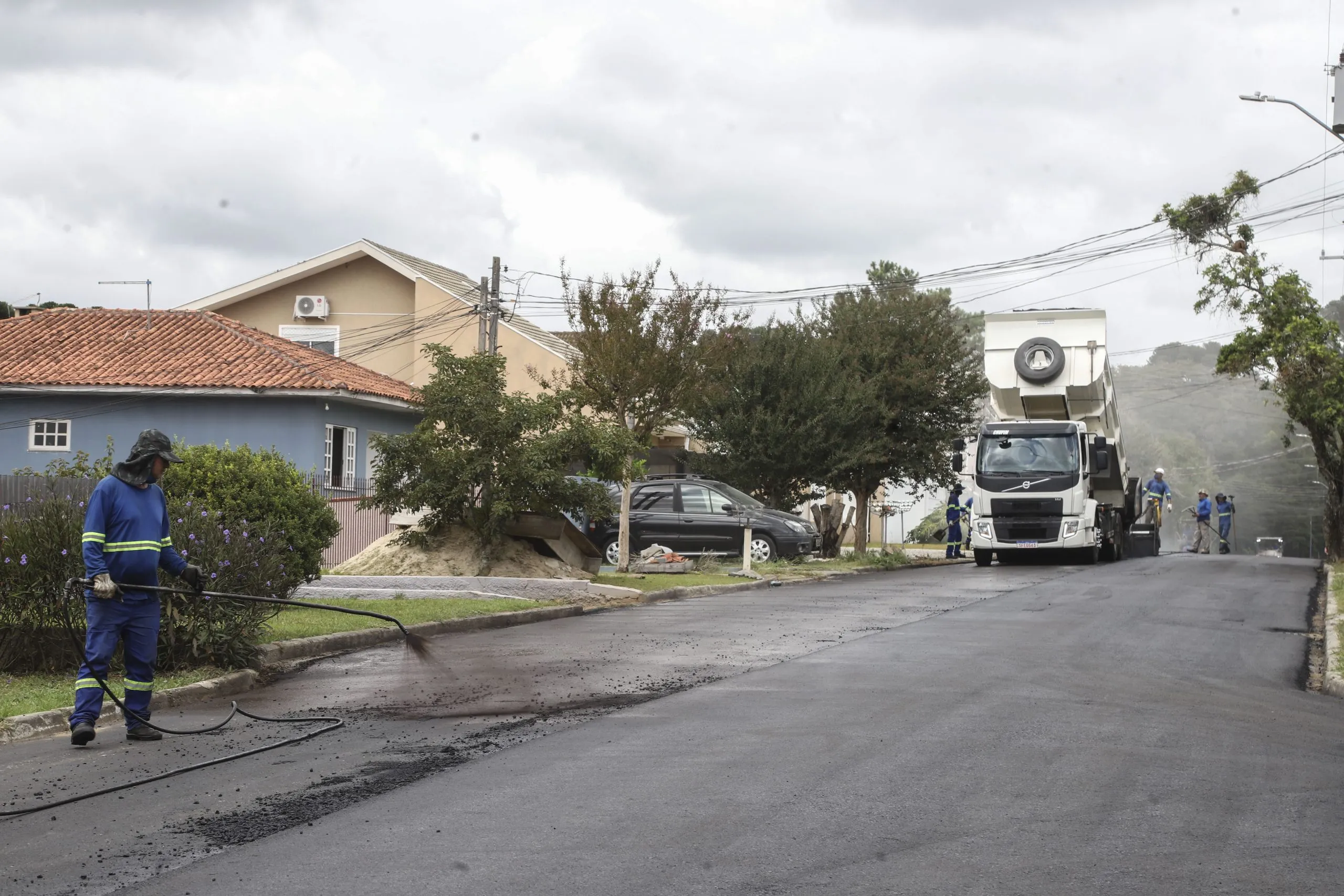 5 ruas ganham novo asfalto em 3 bairros