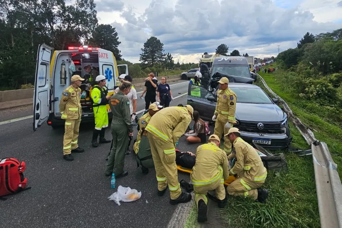 Acidente na BR-277 envolve sete veículos e mata adolescente