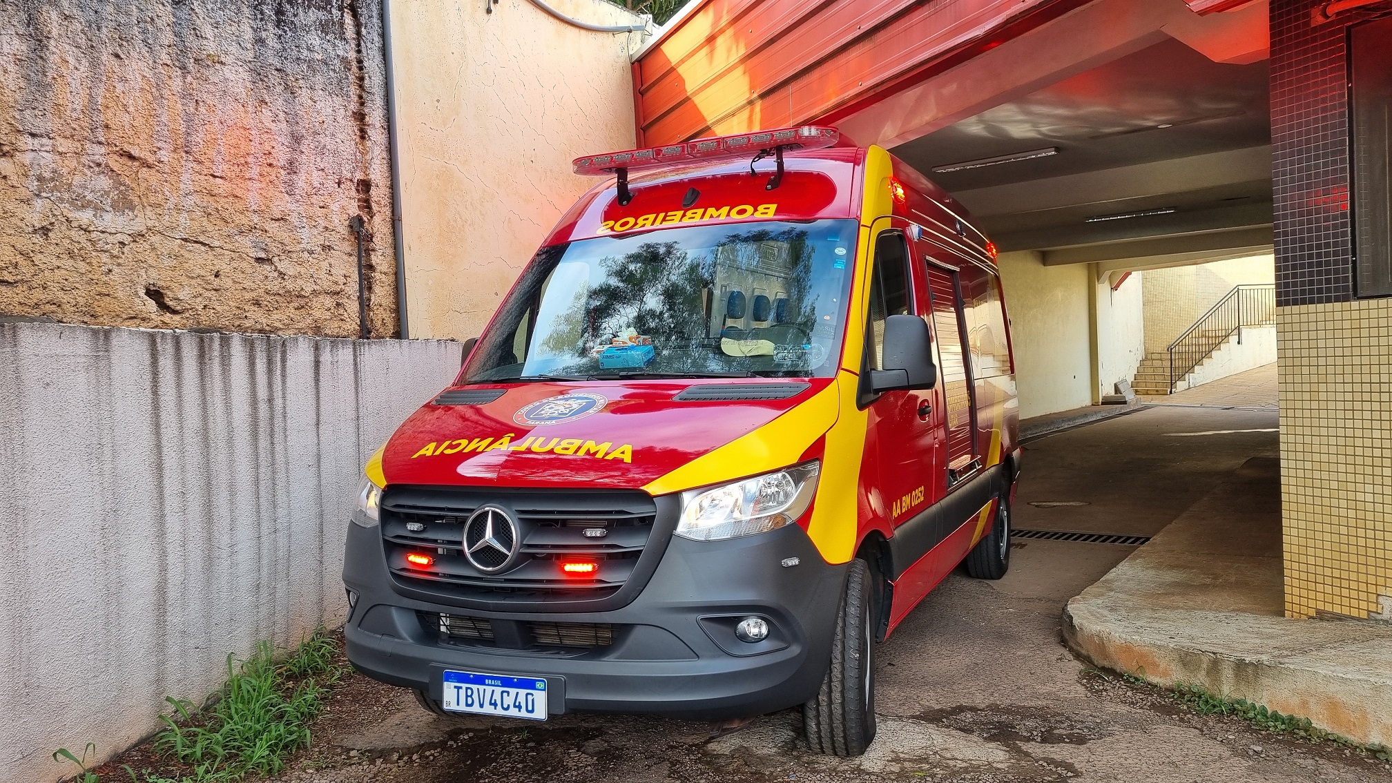 Adolescentes ficam feridos em acidente com veículos elétricos na Avenida Tancredo Neves, em Cascavel