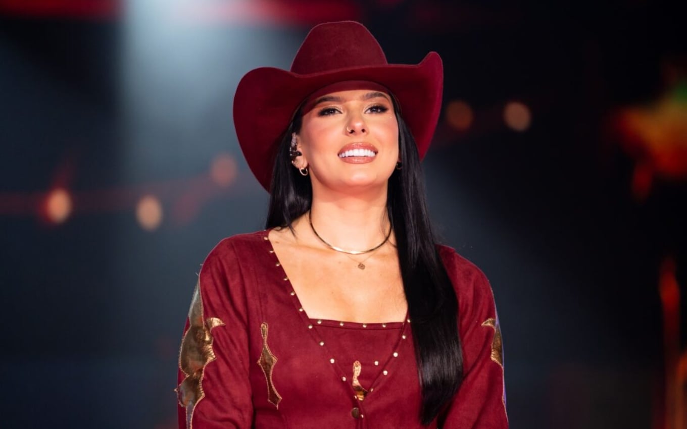 Ana Castela volta e expõe romance antigo com João Raul