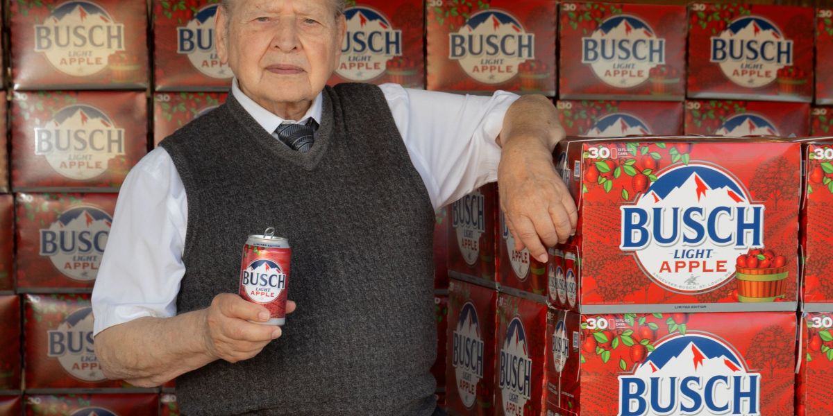 Apple cofounder Ronald Wayne—whose stake would be worth up to $400 billion had he not sold it in 1976—says that at 91, he has no regrets