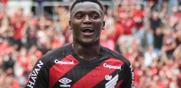 Athletico vence Chapecoense e se aproxima do G4