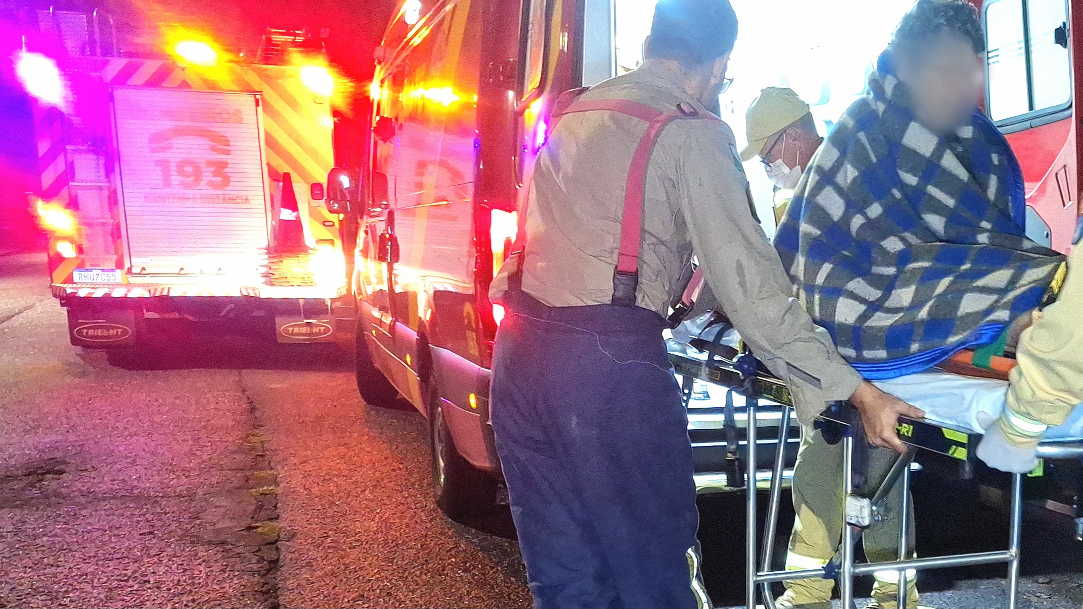 Bombeiros entram por sacada para socorrer idosa após queda em Cascavel