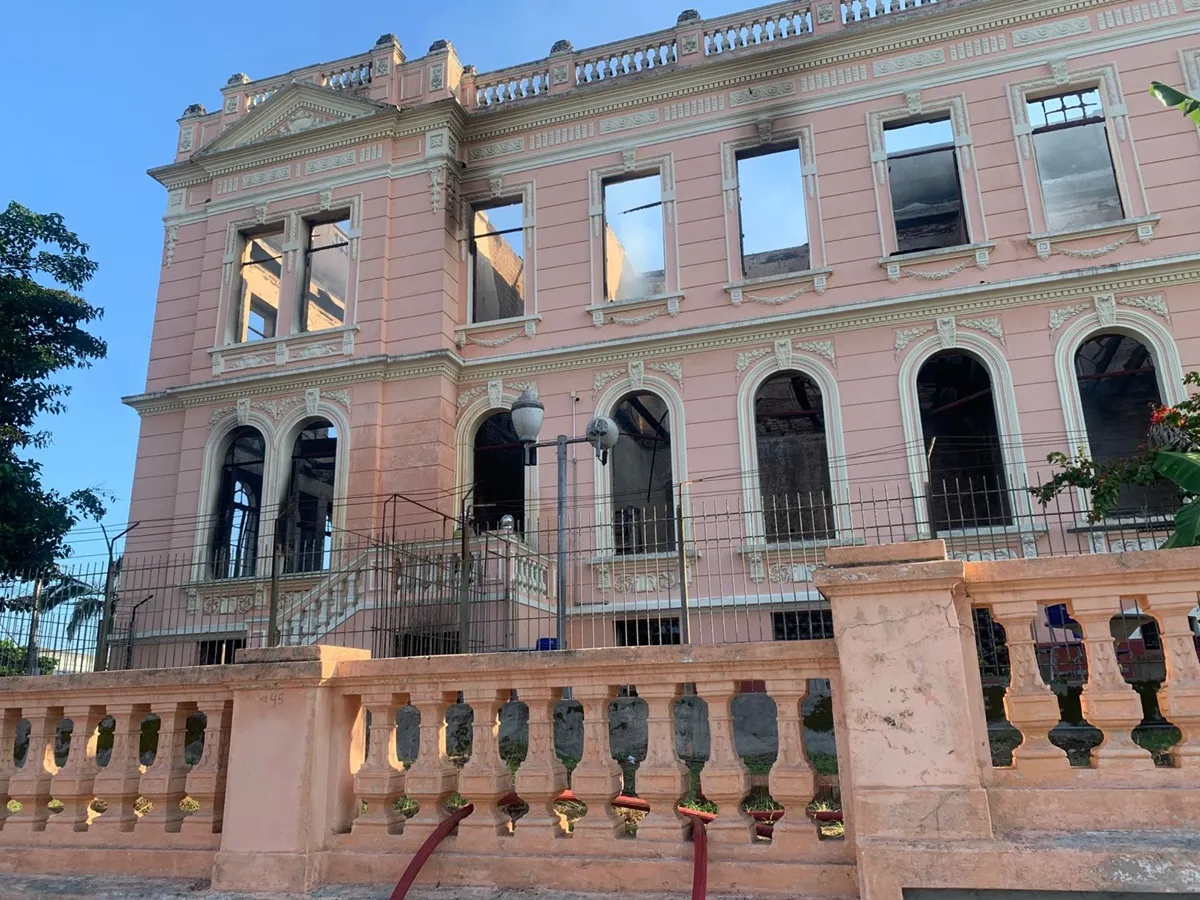 Bombeiros fazem rescaldo em prédio histórico de Paranaguá