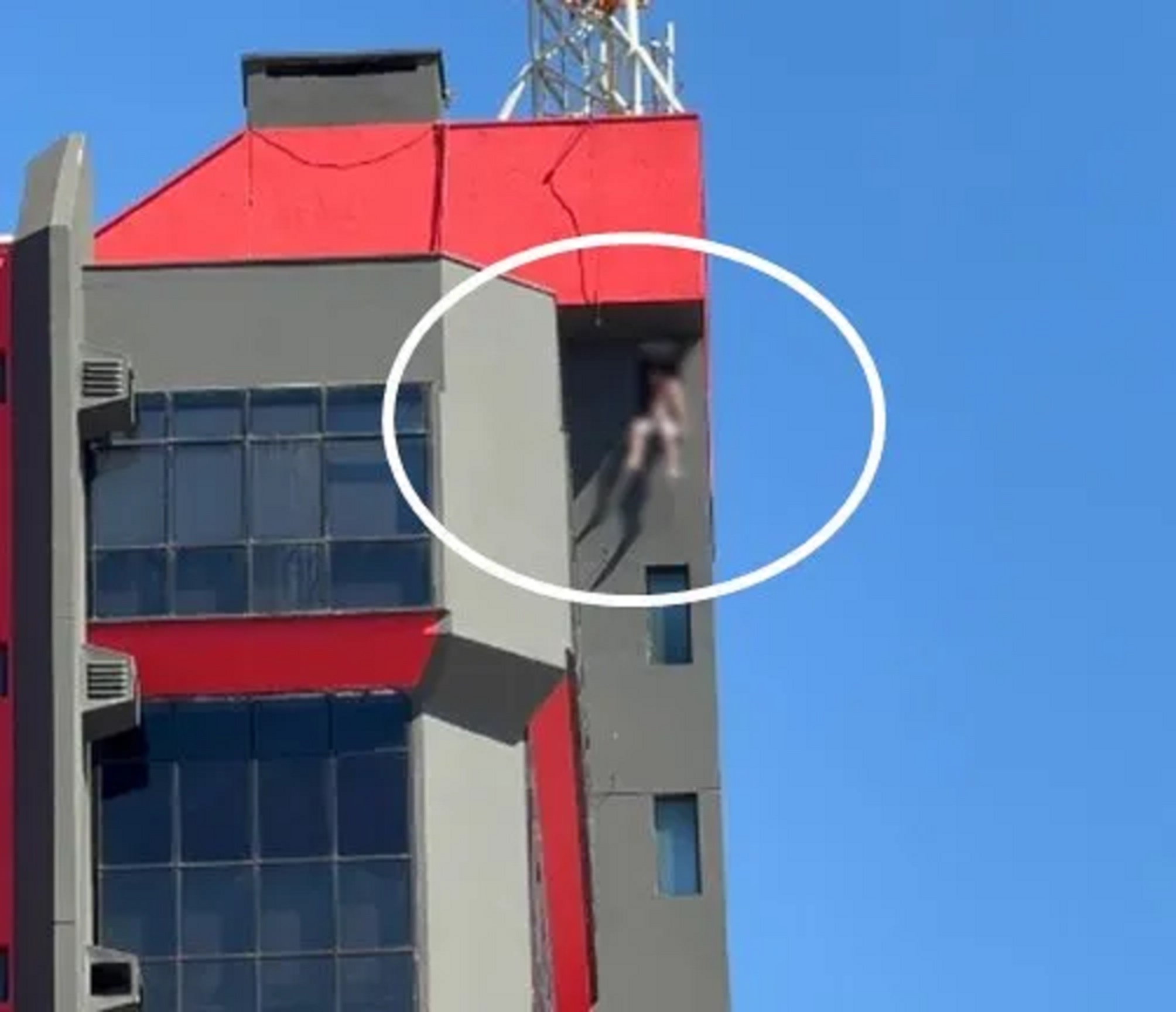 Bombeiros salvam homem em situação de risco em edifício no centro de Francisco Beltrão