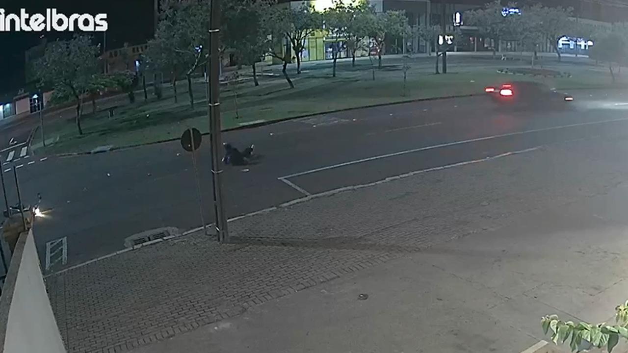 Câmera flagra acidente que deixou jovem ferido na Avenida Tancredo Neves