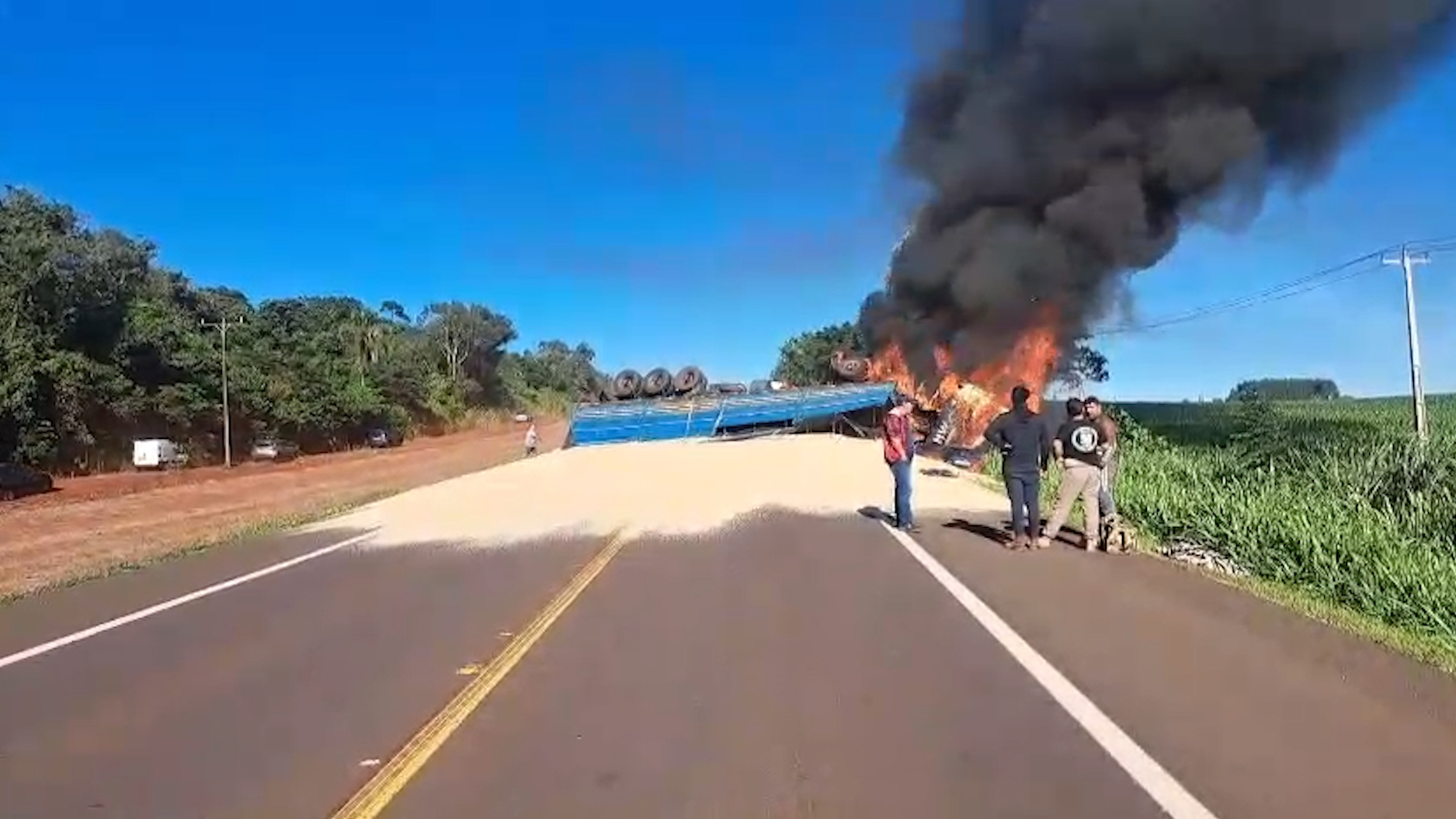 Caminhão pega fogo após acidente na BR-277 e rodovia é interditada em Céu Azul