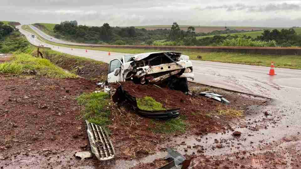 Caminhonete sai da pista e bate contra barranco na BR-163 – catve.com