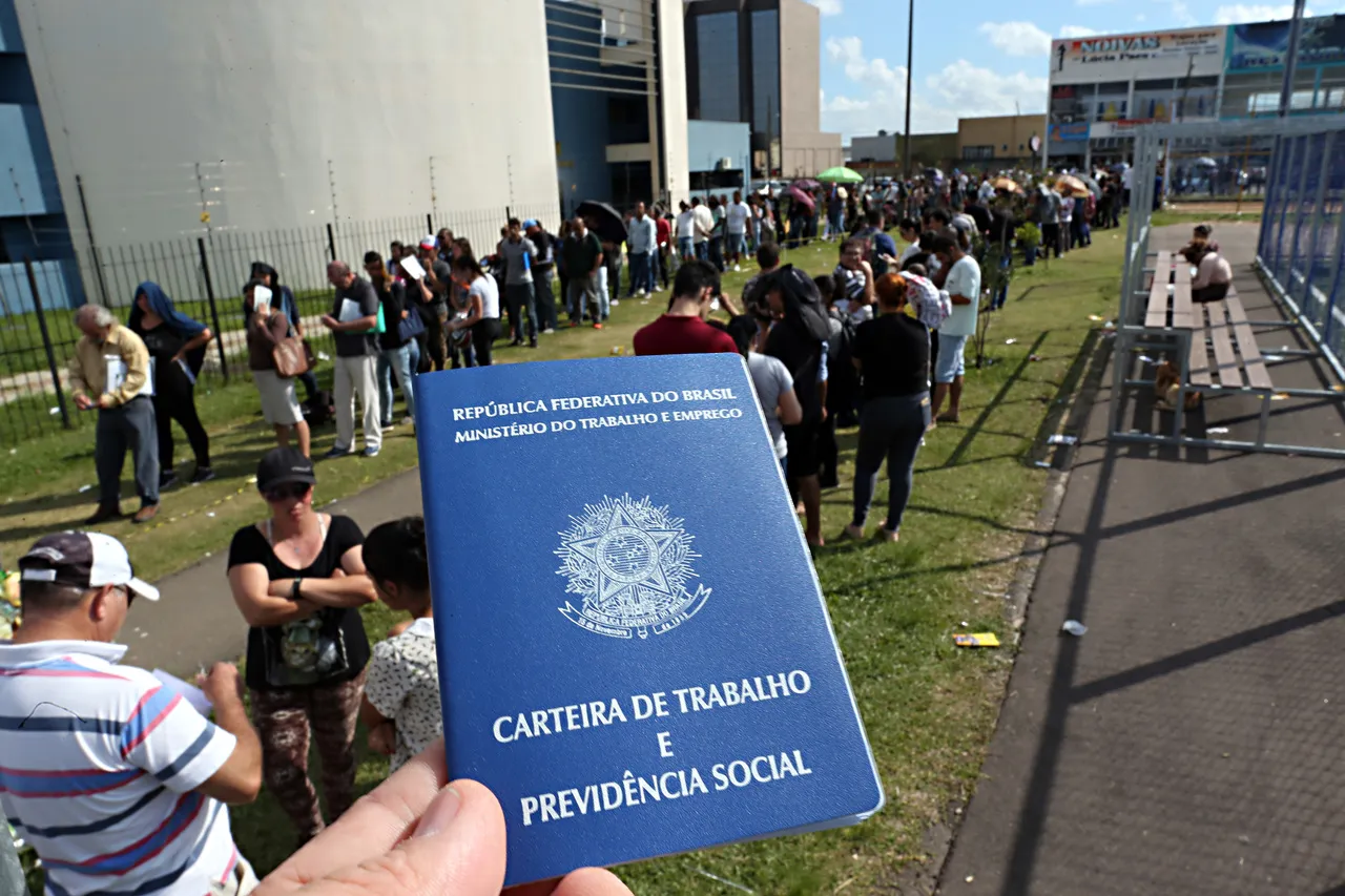 Carteira de Trabalho assinada lidera preferência de brasileiros